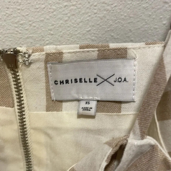 CHRISELLE and Joa fromt tie crop top. - Picture 5 of 11